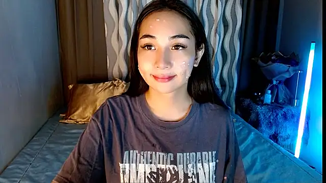 Snapshot of SweetLilly_18 chatting on April 27, 2026, 2:31 am SweetLilly 18 online show from April 27, 2026, 2:31 am