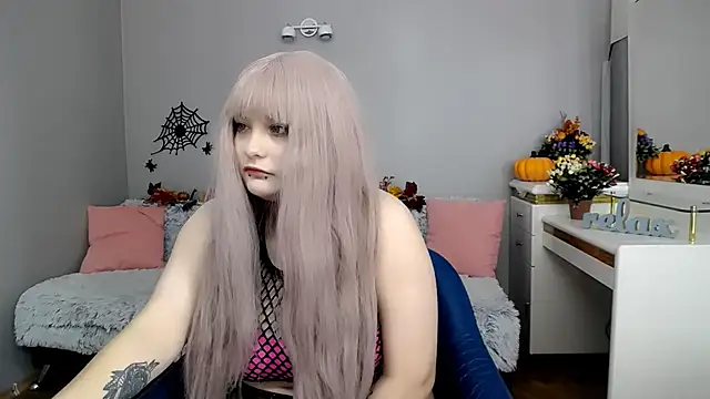 Snapshot of Estheri chatting on November 4, 2025, 7:45 am Estheri online show from November 4, 2025, 7:45 am