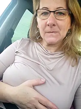 Snapshot of Elza01 chatting on November 2, 2025, 6:18 am Elza01 online show from November 2, 2025, 6:18 am