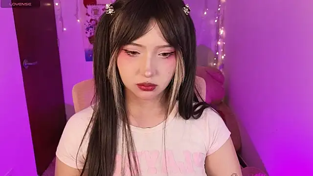 Snapshot of KuroChan420 chatting on November 4, 2025, 11:41 pm KuroChan420 online show from November 4, 2025, 11:41 pm