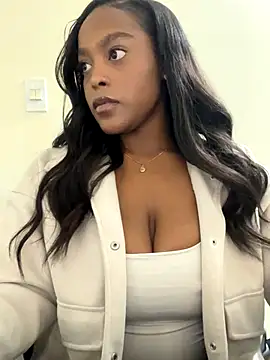 Snapshot of Emma_jonness chatting on November 5, 2025, 10:29 am Emma jonness online show from November 5, 2025, 10:29 am