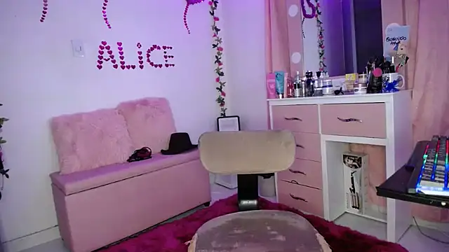 Snapshot of Megann_69 chatting on January 23, 2025, 9:18 am Megann 69 online show from January 23, 2025, 9:18 am