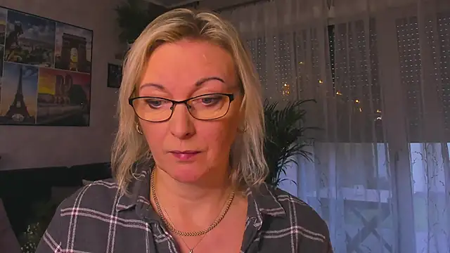 vanessa chat online show from December 22, 2025, 2:17 pm