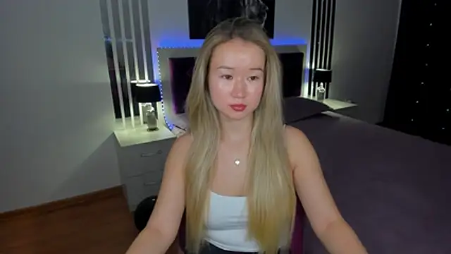 Snapshot of PollyOcean chatting on November 5, 2025, 5:54 am PollyOcean online show from November 5, 2025, 5:54 am