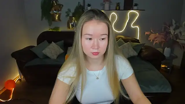 Snapshot of PollyOcean chatting on November 17, 2025, 10:52 am PollyOcean online show from November 17, 2025, 10:52 am