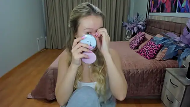 Snapshot of PollyOcean chatting on November 1, 2025, 9:47 am PollyOcean online show from November 1, 2025, 9:47 am