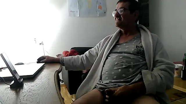 Snapshot of silvio-aus-luzern-CH chatting on June 18, 2026, 4:11 am silvio-aus-luzern-CH online show from June 18, 2026, 4:11 am