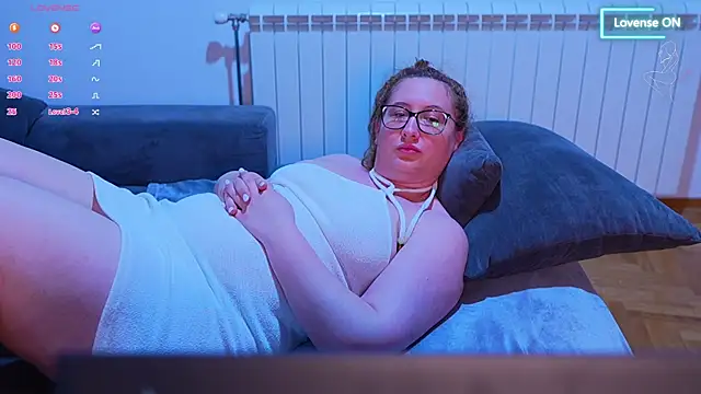 Snapshot of pawg_queen chatting on June 15, 2026, 12:01 am pawg queen online show from June 15, 2026, 12:01 am