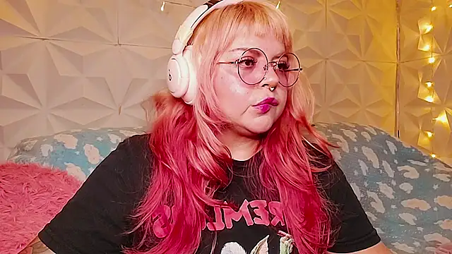 Snapshot of Satyn_doll chatting on June 30, 2026, 10:43 pm Satyn doll online show from June 30, 2026, 10:43 pm