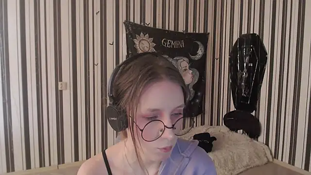  Hanna Moon  online show from November 4, 2025, 12:09 pm