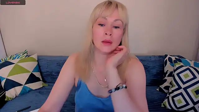 Snapshot of EllenMoore chatting on August 4, 2026, 3:11 am EllenMoore online show from August 4, 2026, 3:11 am
