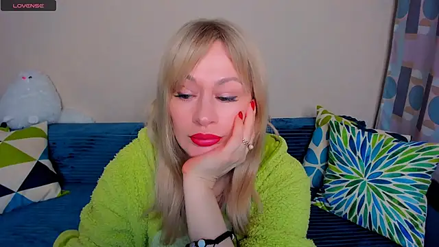 EllenMoore online show from April 11, 2026, 3:03 am