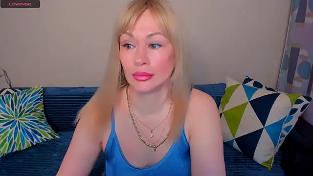 Snapshot of EllenMoore chatting on May 24, 2026, 3:06 am EllenMoore online show from May 24, 2026, 3:06 am