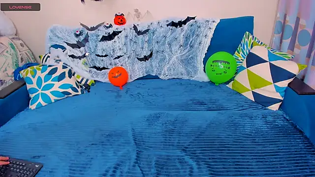 EllenMoore online show from November 1, 2025, 3:02 am