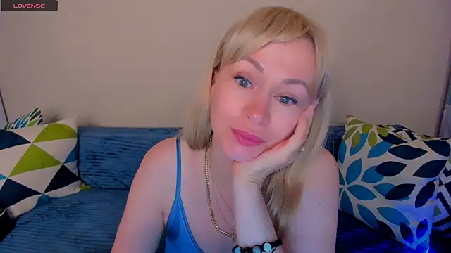 Snapshot of EllenMoore chatting on August 6, 2026, 3:12 am EllenMoore online show from August 6, 2026, 3:12 am