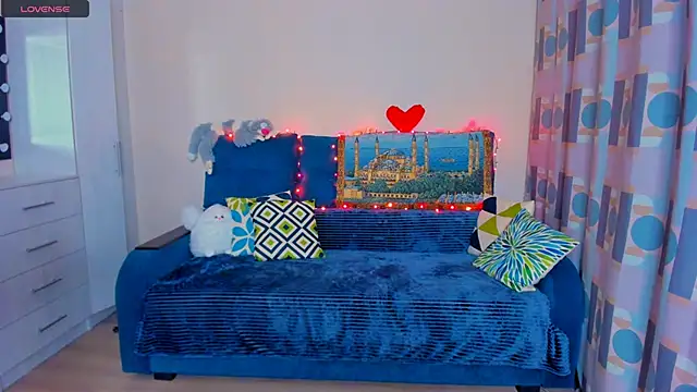 EllenMoore online show from December 15, 2024, 2:41 am