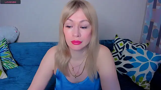 Snapshot of EllenMoore chatting on April 15, 2026, 3:12 am EllenMoore online show from April 15, 2026, 3:12 am