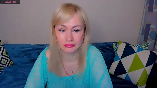 Snapshot of EllenMoore chatting on July 2, 2026, 3:23 am EllenMoore online show from July 2, 2026, 3:23 am