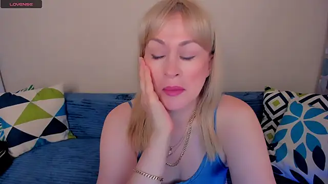 Snapshot of EllenMoore chatting on August 8, 2026, 3:13 am EllenMoore online show from August 8, 2026, 3:13 am