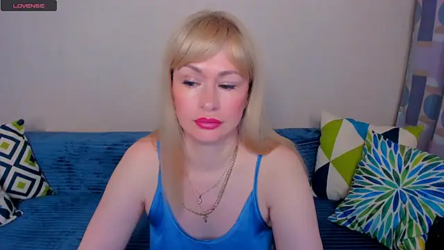 Snapshot of EllenMoore chatting on June 22, 2026, 3:12 am EllenMoore online show from June 22, 2026, 3:12 am