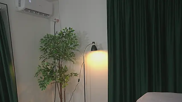 Snapshot of AlyonaX chatting on February 19, 2026, 7:55 pm AlyonaX online show from February 19, 2026, 7:55 pm