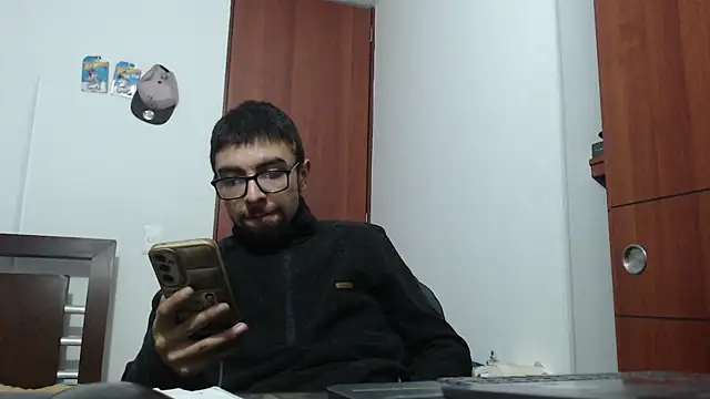 Snapshot of fvckolombianguyy chatting on February 21, 2025, 4:18 am fvckolombianguyy online show from February 21, 2025, 4:18 am