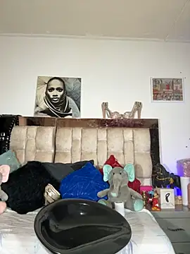 Snapshot of LeilaLopez chatting on October 31, 2025, 1:35 am LeilaLopez online show from October 31, 2025, 1:35 am