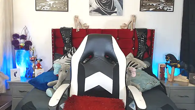 Snapshot of LeilaLopez chatting on March 19, 2025, 4:57 am LeilaLopez online show from March 19, 2025, 4:57 am