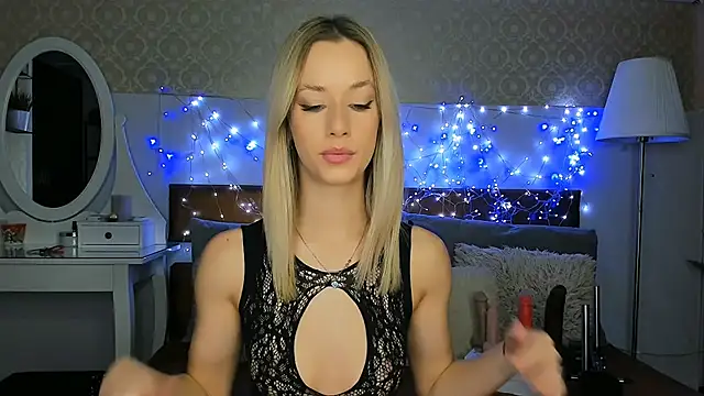 MiaBeeXX online show from October 7, 2025, 4:41 pm