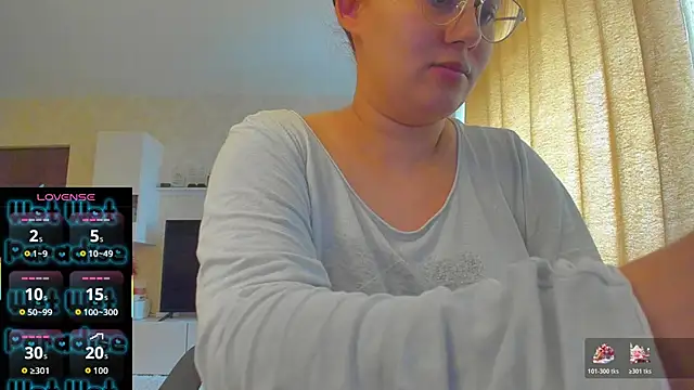 Snapshot of hot_evil_queen chatting on November 19, 2025, 9:42 am hot evil queen online show from November 19, 2025, 9:42 am