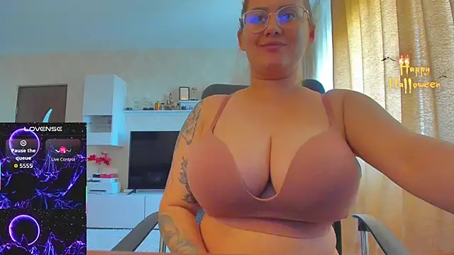 Snapshot of hot_evil_queen chatting on October 21, 2025, 10:36 am hot evil queen online show from October 21, 2025, 10:36 am