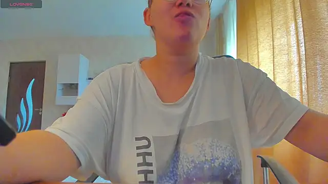 Snapshot of hot_evil_queen chatting on October 14, 2025, 10:49 am hot evil queen online show from October 14, 2025, 10:49 am