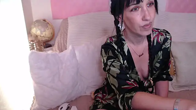 -carla- online show from October 12, 2025, 5:31 am