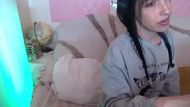 Snapshot of -carla- chatting on April 30, 2026, 5:58 am -carla- online show from April 30, 2026, 5:58 am