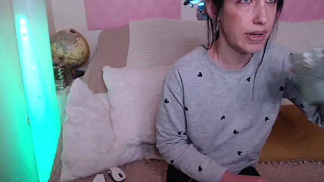 -carla- online show from October 31, 2025, 6:21 am