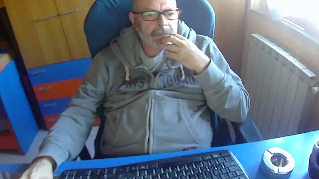 Snapshot of Tango128 chatting on October 28, 2025, 10:47 am Tango128 online show from October 28, 2025, 10:47 am