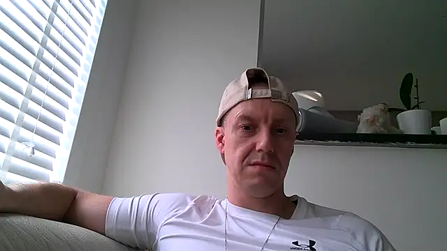 Snapshot of ploki2180 chatting on October 28, 2025, 2:05 pm ploki2180 online show from October 28, 2025, 2:05 pm