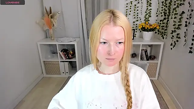 Snapshot of Laly_Peach chatting on April 23, 2026, 11:38 am Laly Peach online show from April 23, 2026, 11:38 am