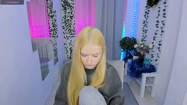 Laly Peach online show from January 7, 2026, 4:23 pm