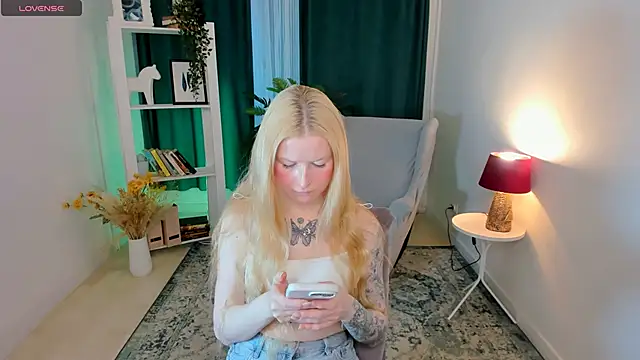 Snapshot of Laly_Peach chatting on April 30, 2026, 11:28 am Laly Peach online show from April 30, 2026, 11:28 am