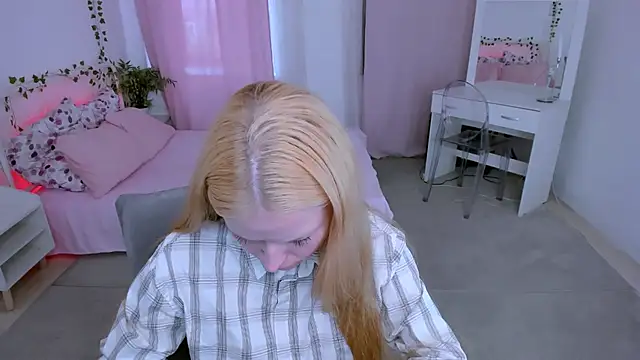 Snapshot of Laly_Peach chatting on July 1, 2026, 11:10 am Laly Peach online show from July 1, 2026, 11:10 am