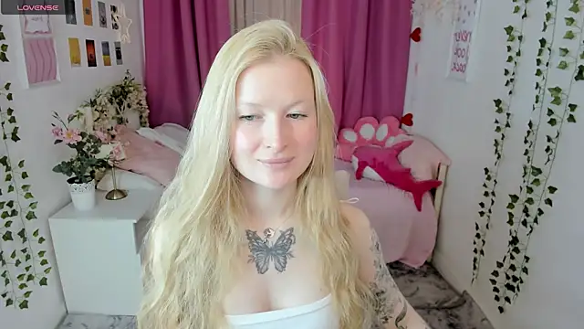 Snapshot of Laly_Peach chatting on April 29, 2026, 11:14 am Laly Peach online show from April 29, 2026, 11:14 am