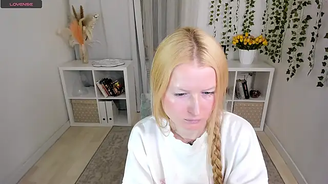 Snapshot of Laly_Peach chatting on April 23, 2026, 1:13 pm Laly Peach online show from April 23, 2026, 1:13 pm