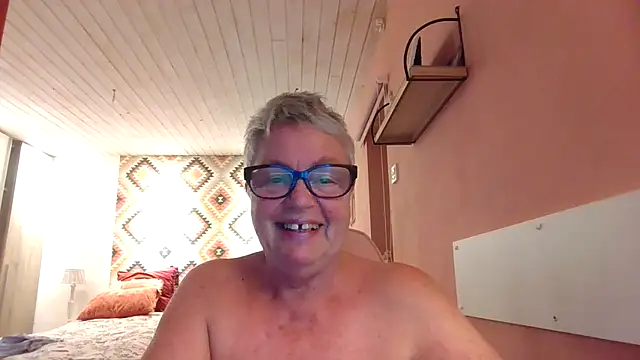 GrannyChrissy68 online show from September 15, 2025, 9:37 pm