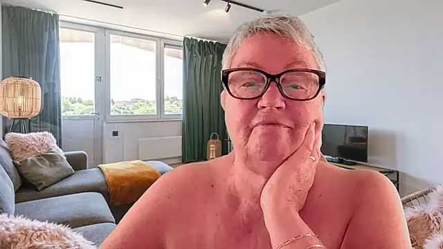 GrannyChrissy68 online show from April 18, 2026, 12:51 pm