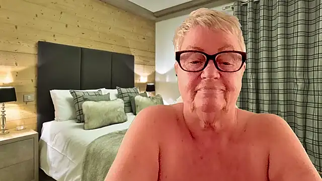 GrannyChrissy68 online show from April 2, 2026, 9:43 pm