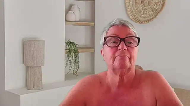 GrannyChrissy68 online show from May 3, 2026, 9:18 pm