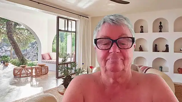 GrannyChrissy68 online show from May 5, 2026, 12:08 pm