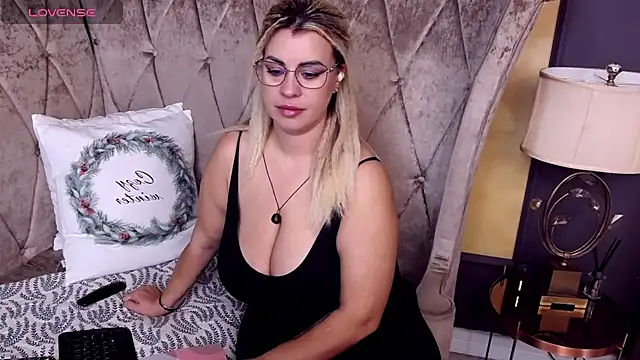 Snapshot of BustyGizelle chatting on November 15, 2025, 6:39 am BustyGizelle online show from November 15, 2025, 6:39 am