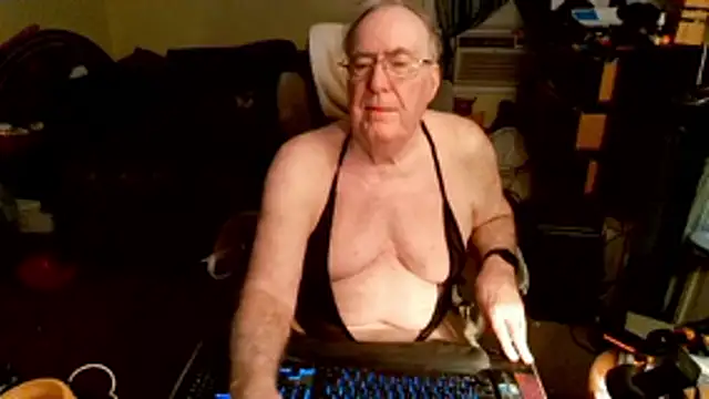 Snapshot of Toastir chatting on May 21, 2026, 7:55 pm Toastir online show from May 21, 2026, 7:55 pm